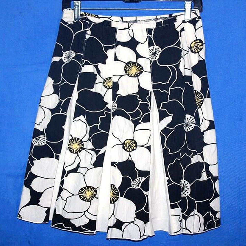 Star City Black and White Floral Pleated Skirt 5